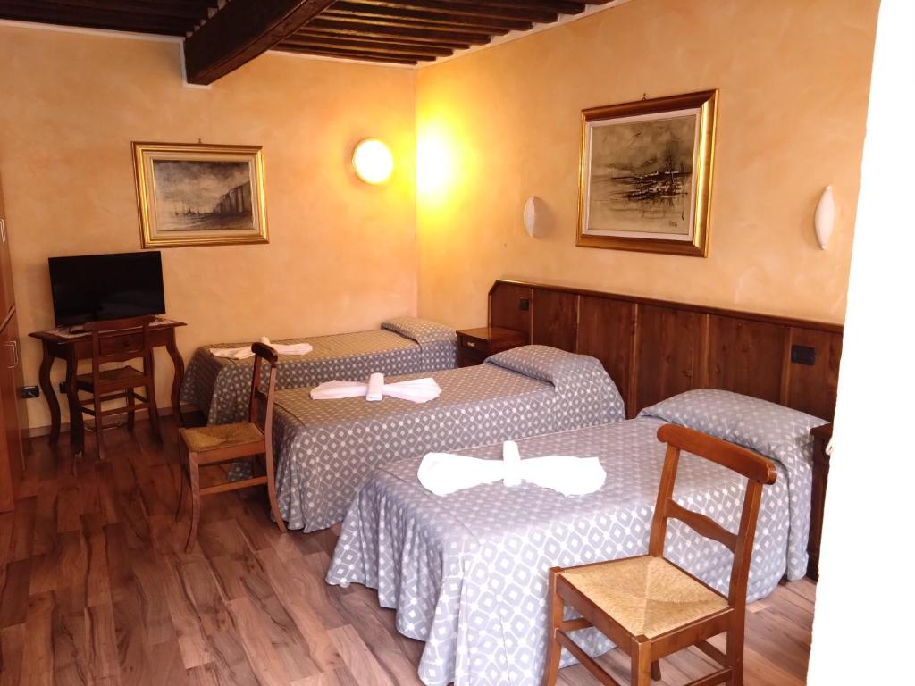 TV a/nebo společenská místnost v ubytování Albergo Venaria Reale da Matteo