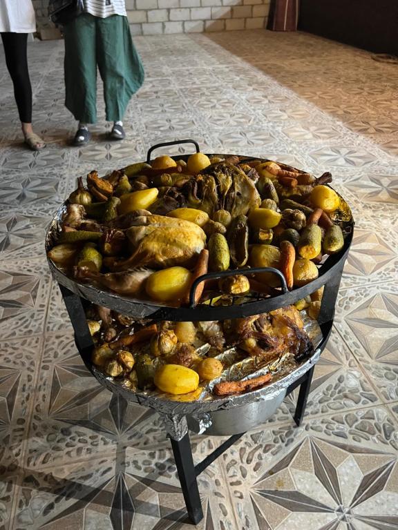 una gran bandeja de comida sobre una mesa con limones en MOON RUM lUXURY CAMP, en Wadi Rum