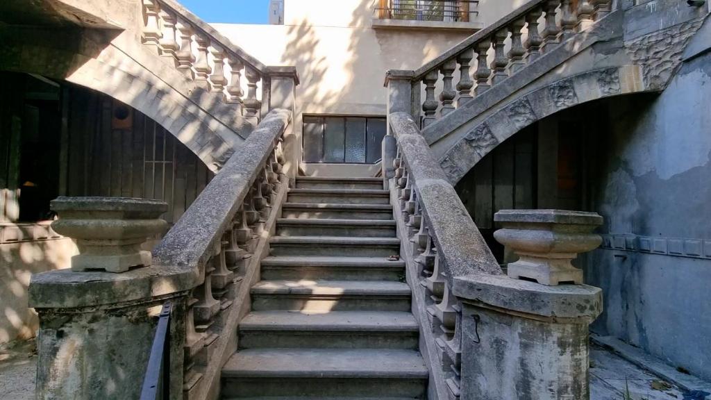 un escalier menant à un bâtiment dans l'établissement Maison de caractère en plein cœur de la Provence, à Avignon