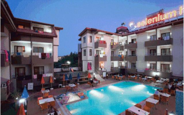 Bazén v ubytování Selenium Hotel nebo v jeho okolí