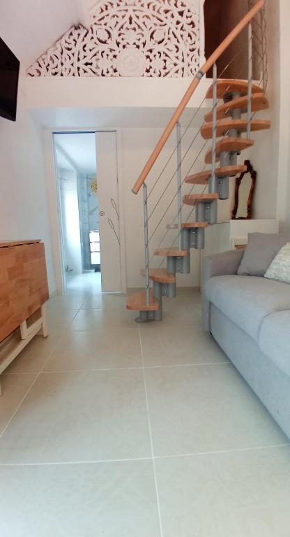 un salon avec un escalier et un canapé dans l'établissement D-DAY's, à Bayeux