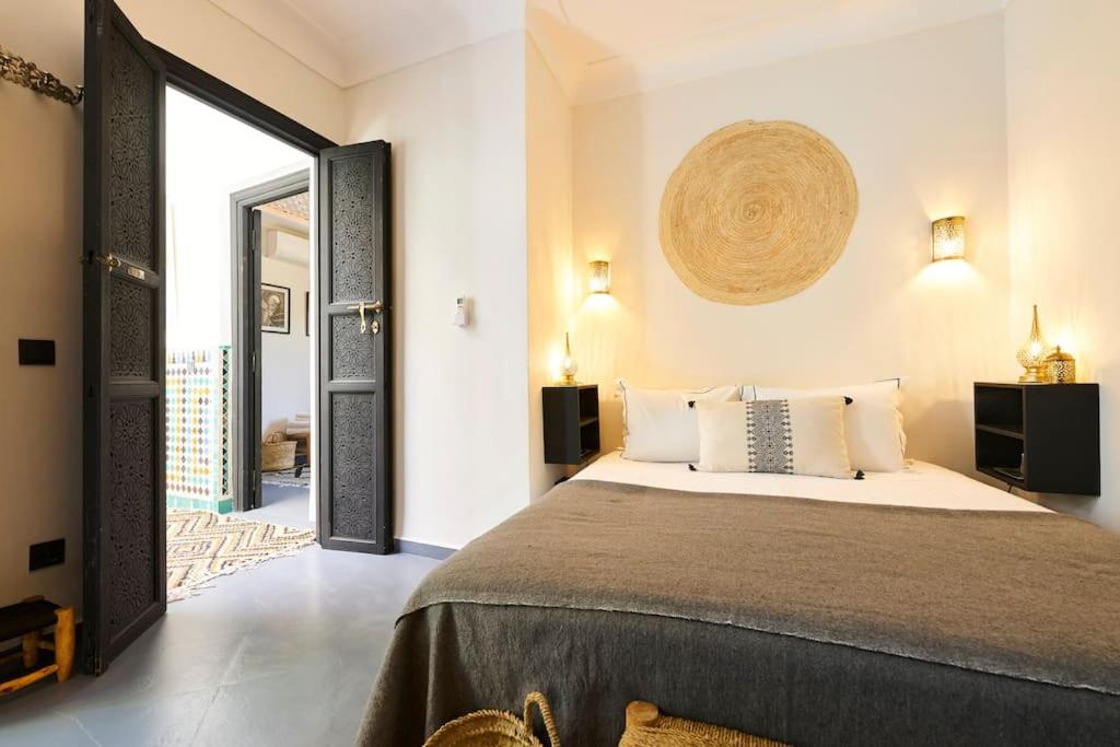 Postel nebo postele na pokoji v ubytování Riad Miloud en exclusivité 10 P au cœur de la Médina