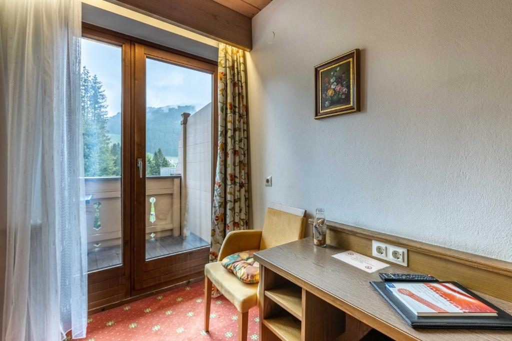Nespecifikovaný výhled na hory nebo výhled na hory při pohledu z hotelu