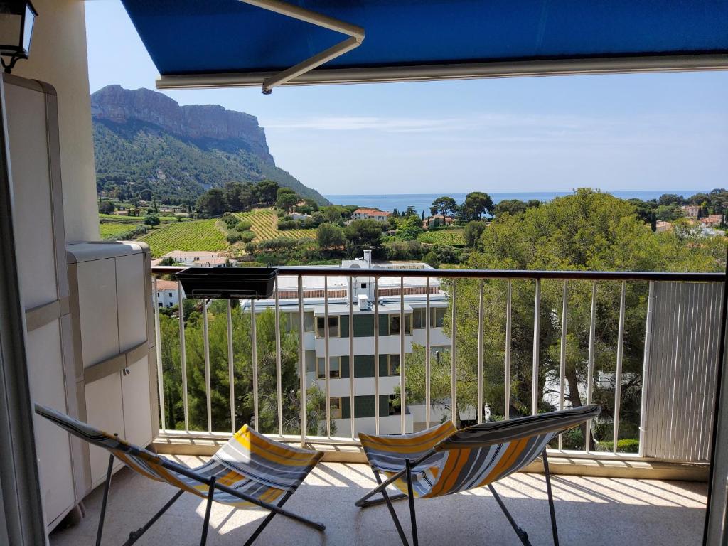 - deux chaises sur un balcon avec vue sur les montagnes dans l'établissement le lavande, à Cassis