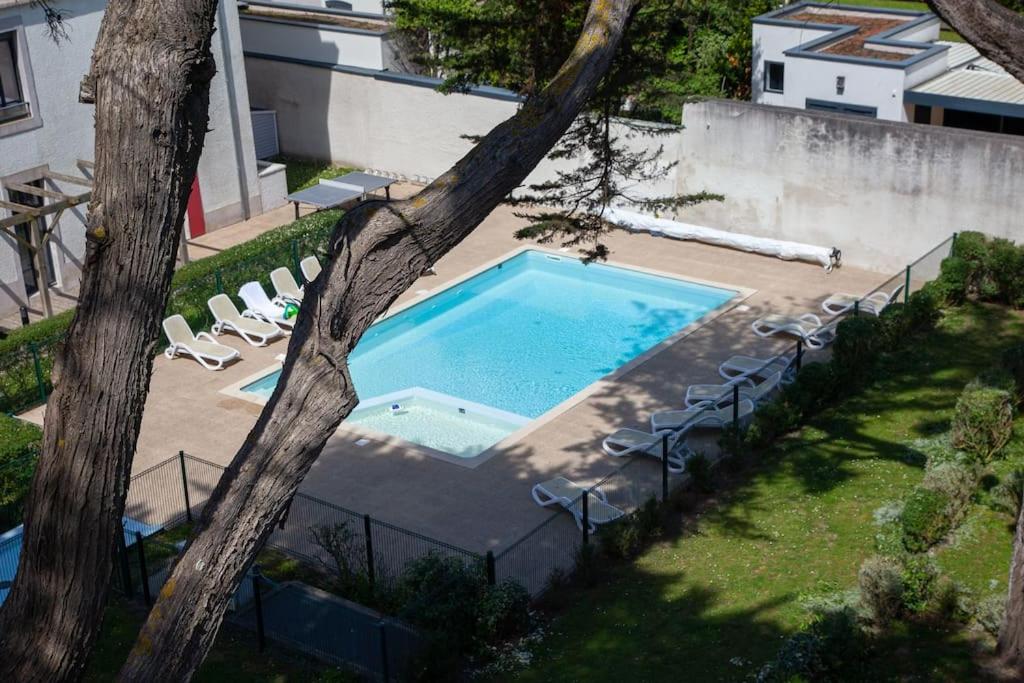 Swimmingpoolen hos eller tæt på appartement vue mer avec piscine et parking