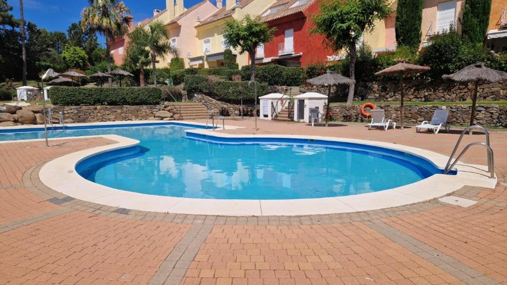 Bazén v ubytování Casa adosada en ISLANTILLA, 3 dormitorios,a 400 m de la playa nebo v jeho okolí