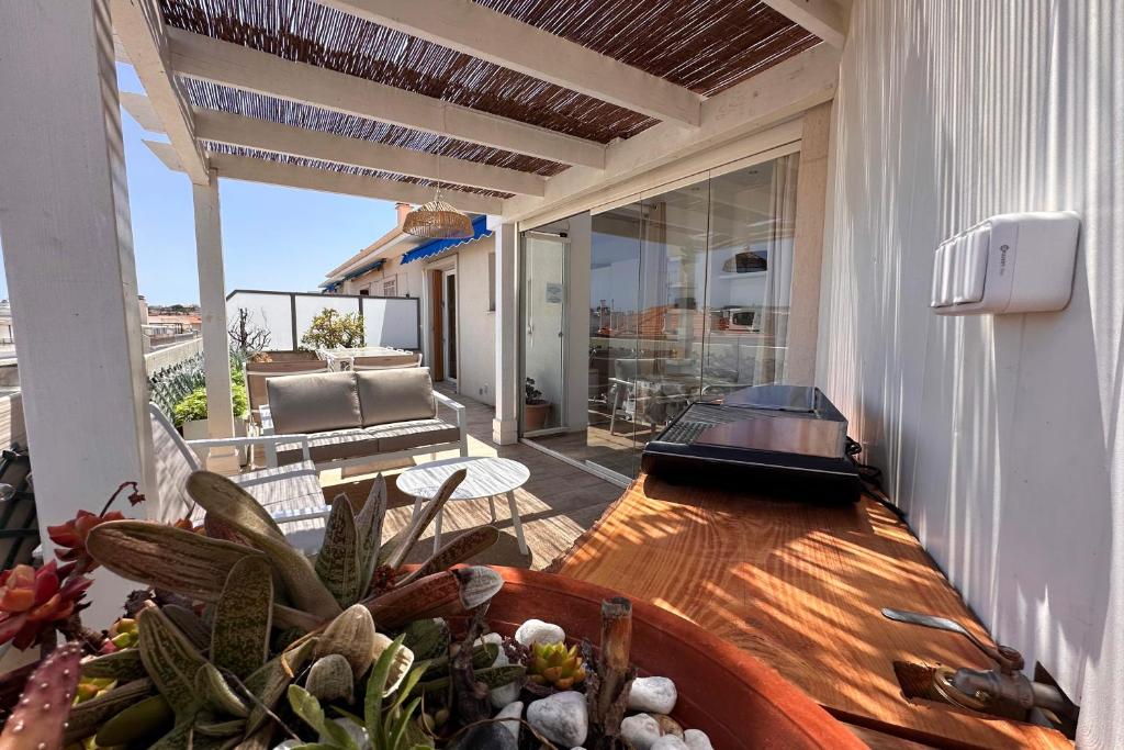 - un balcon avec une table et un grill dans une maison dans l'établissement ALGER - Rooftop avec 1 chambre au centre-ville d'Antibes, à Antibes