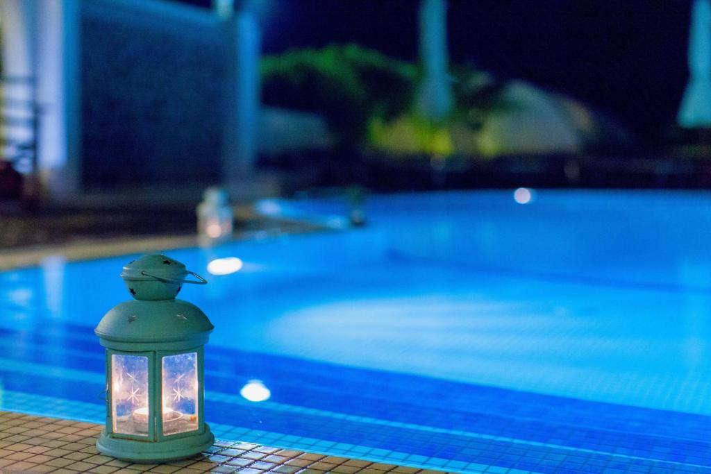 Bazén v ubytovaní Kalimera Hotel alebo v jeho blízkosti