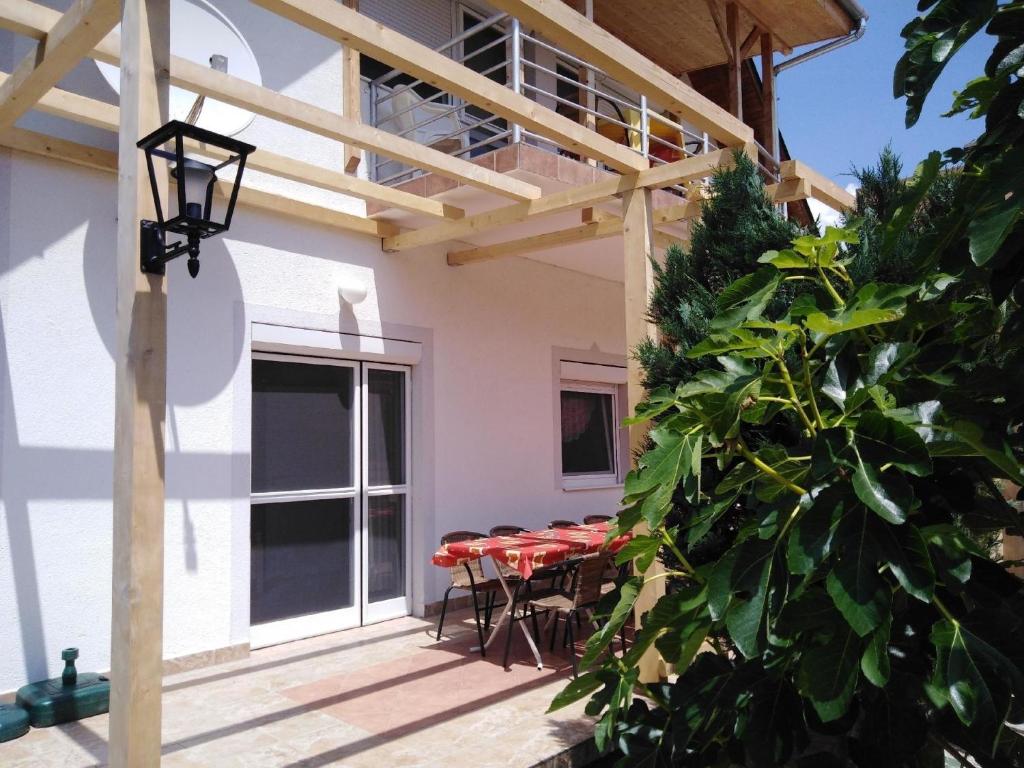 Ferienhaus mit Pool, Wlan, Parkplätze direkt am See am Balaton Ufer 8647 Balatonmáriafürdő, Hullam 92 kép - 1