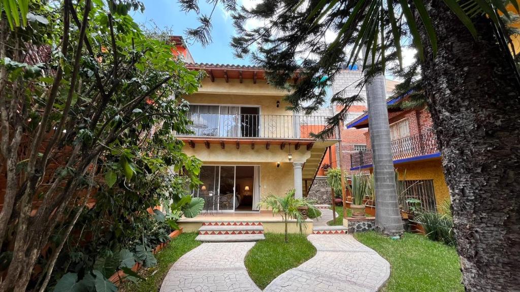 una casa con un passaggio pedonale davanti di Casa Calnacazco a Tepoztlán