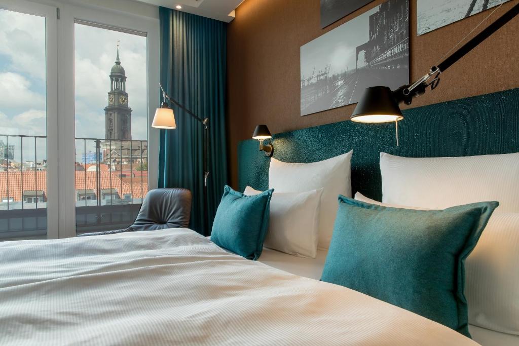 Postel nebo postele na pokoji v ubytování Motel One Hamburg-Fleetinsel