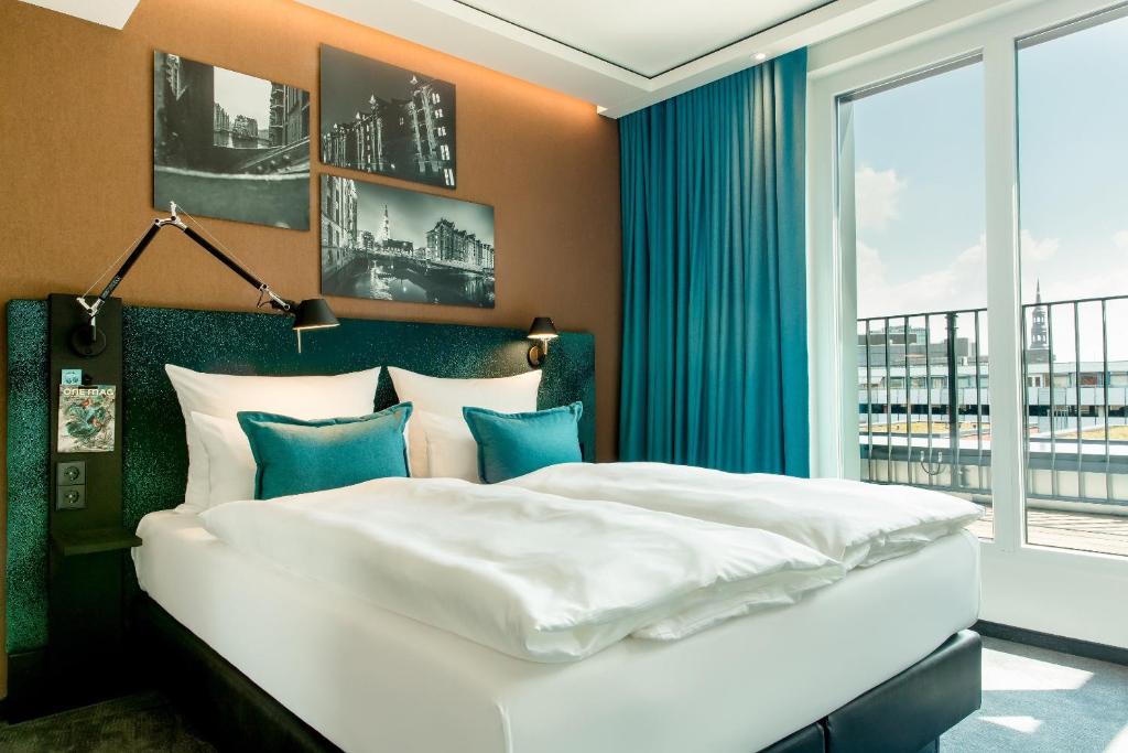 Postel nebo postele na pokoji v ubytování Motel One Hamburg-Fleetinsel