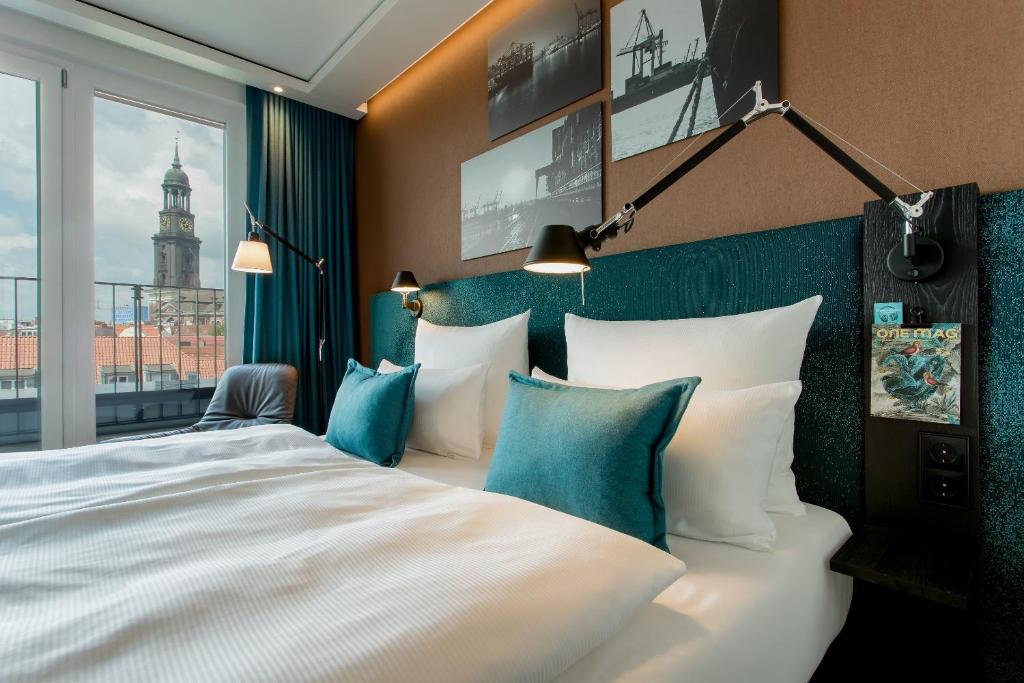 Postel nebo postele na pokoji v ubytování Motel One Hamburg-Fleetinsel