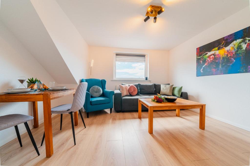 ein Wohnzimmer mit Sofa und Tisch in der Unterkunft Zentrale Wohlfühlwohnung - Ideal für Ihren Urlaub oder die Geschäftsreise in Magdeburg