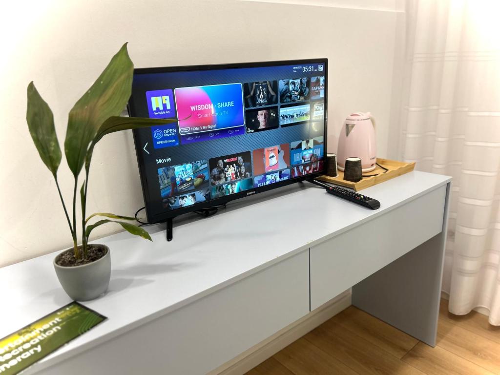 TV a/nebo společenská místnost v ubytování Tirana Square Hotel