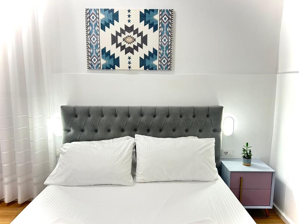 Postel nebo postele na pokoji v ubytování Tirana Square Hotel