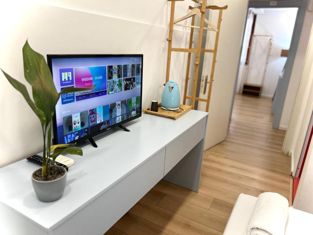 TV a/nebo společenská místnost v ubytování Tirana Square Hotel