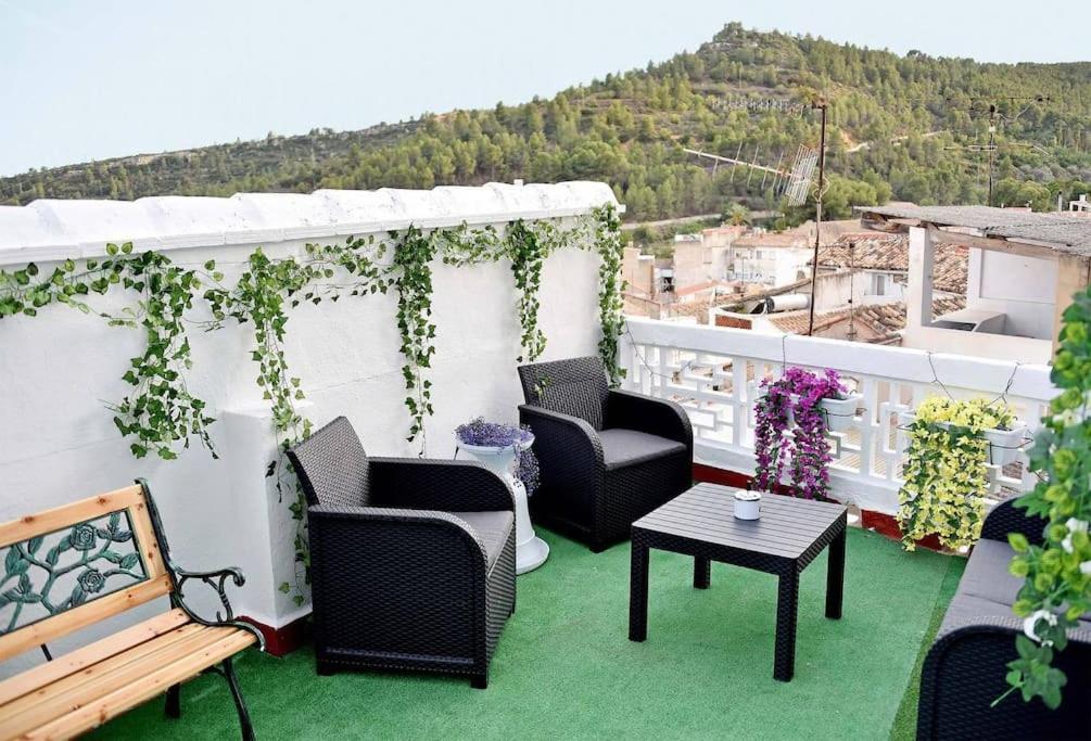 O vedere generală la munți sau o vedere la munte luată de la această casă de vacanță