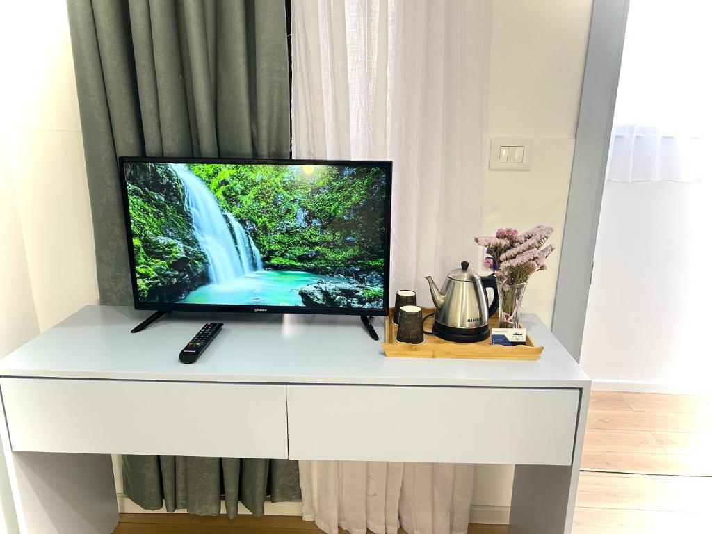 TV a/nebo společenská místnost v ubytování Tirana Square Hotel