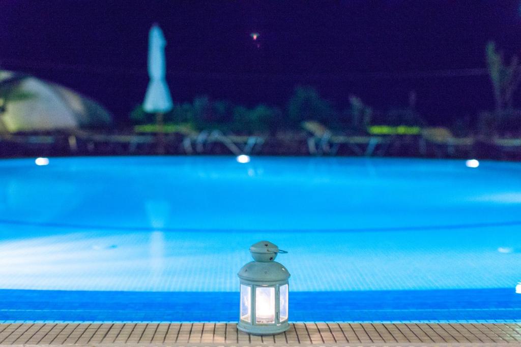 Bazén v ubytovaní Kalimera Hotel alebo v jeho blízkosti