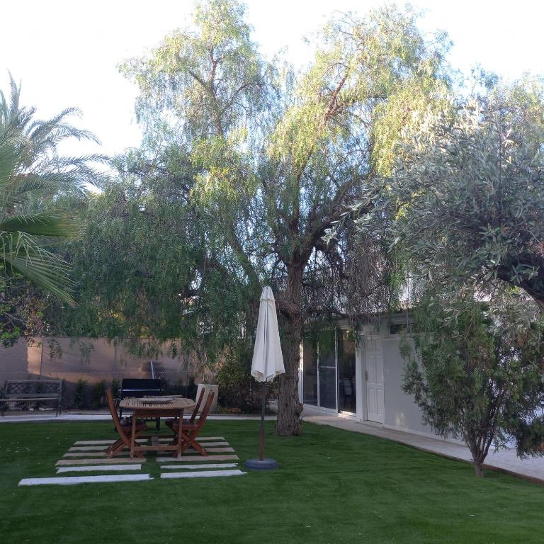 a table and an umbrella in a yard at Habitalento in El Campello