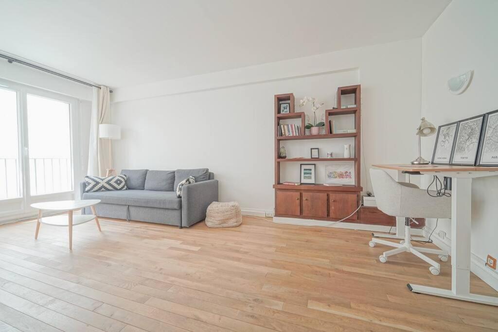un salon avec un canapé et une table dans l'établissement Spacious 1BR in 10th District, à Paris