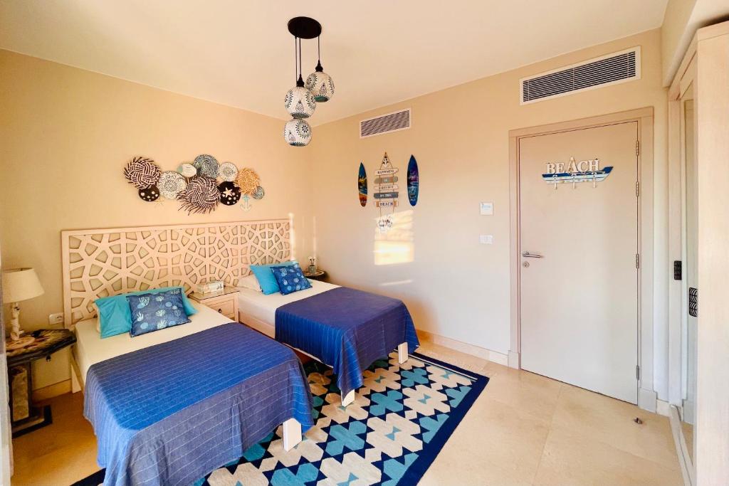 Postel nebo postele na pokoji v ubytování Mangroovy - Elgouna Authentic Designer shared home 2 BDR each with private bathroom for Kitesurfers with Pool View & Beach Access