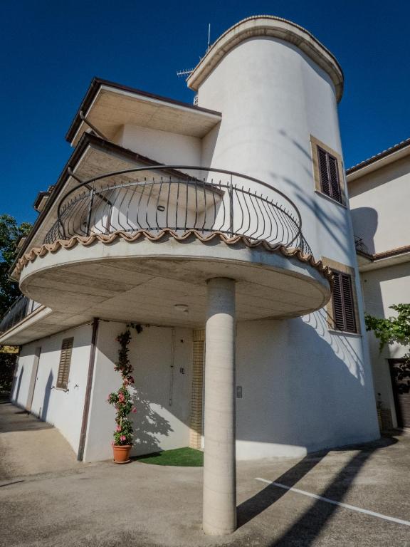 a building with a balcony on the side of it at B&B LE LUCI Appartamento al primo piano interno 1 in Vasto