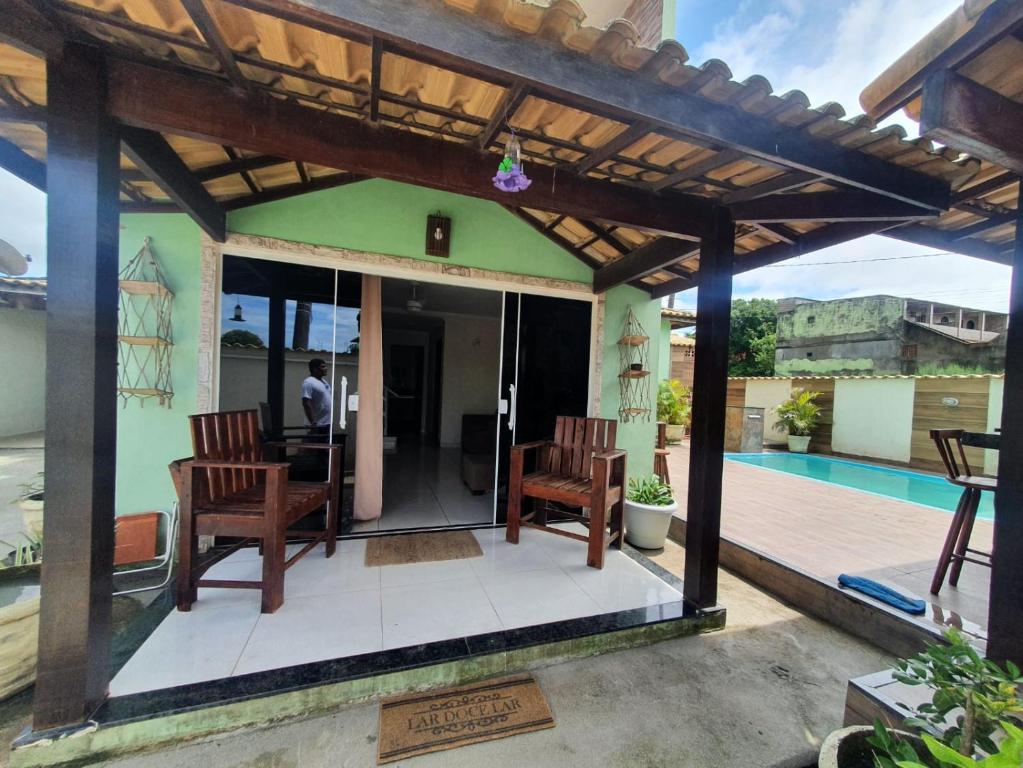 eine Pergola auf einem Haus mit Swimmingpool in der Unterkunft Casa Balneário in São Pedro da Aldeia