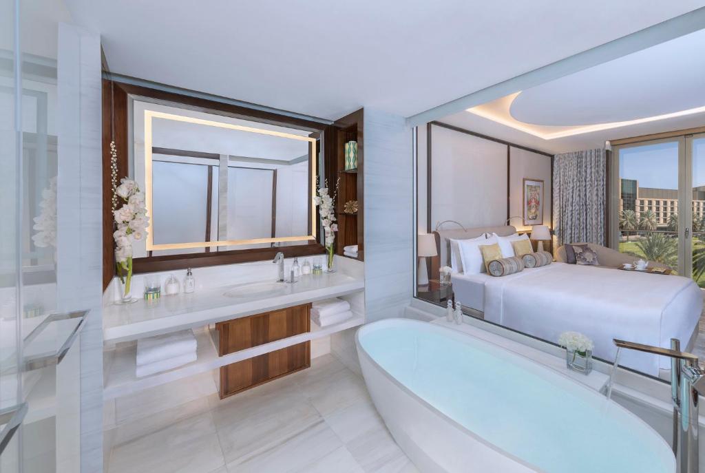 Postel nebo postele na pokoji v ubytování Mandarin Oriental Al Faisaliah, Riyadh