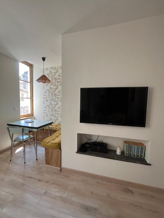 TV a/nebo společenská místnost v ubytování Appartement Champollion 2