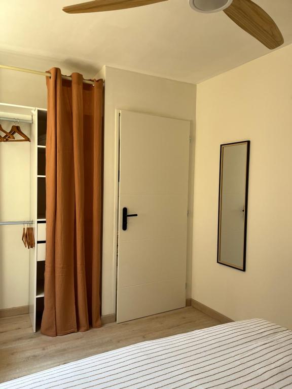 Postel nebo postele na pokoji v ubytování Appartement Champollion 2