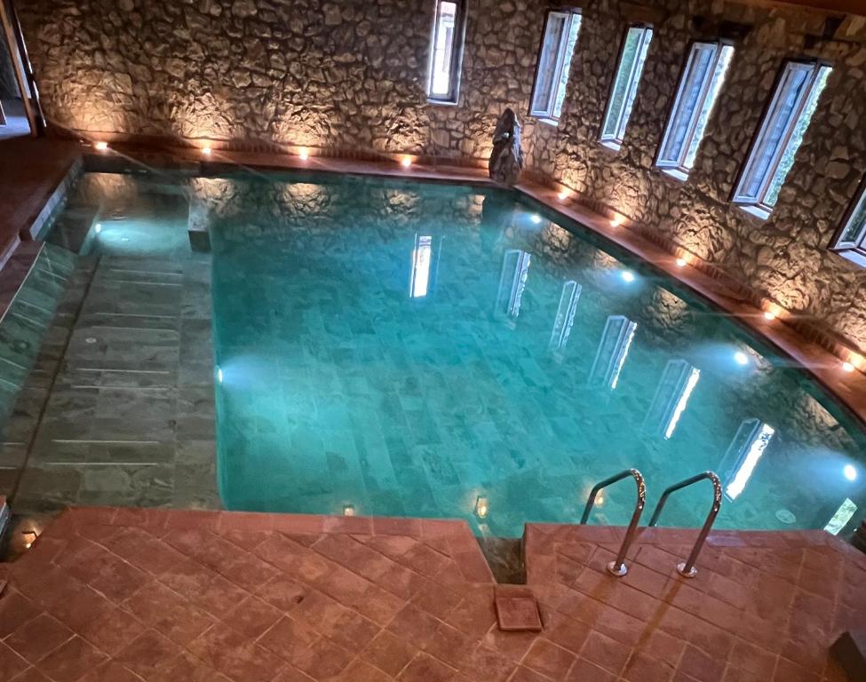 Bazén v ubytování Hotel Kulla e Arte nebo v jeho okolí