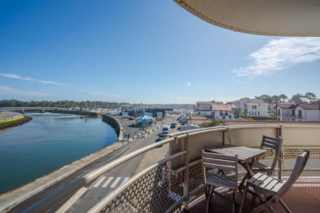Výhled na řeku, která protéká v blízkosti hotelu