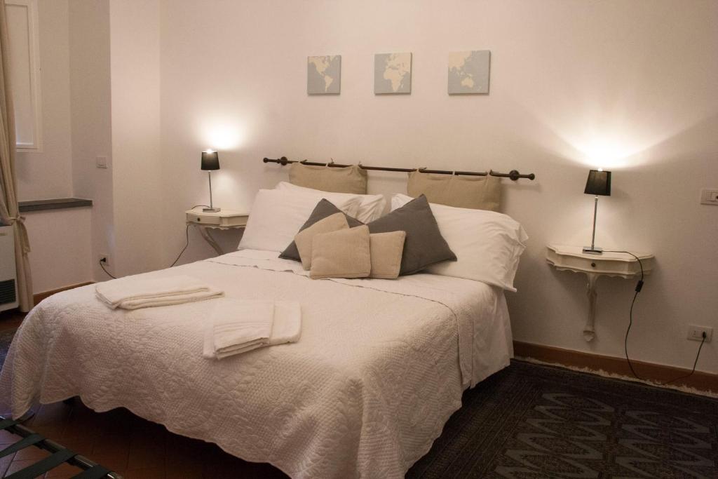 A bed or beds in a room at Cosy House