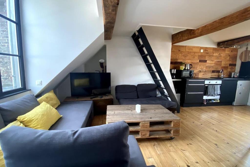 un salon avec un canapé et une table dans l'établissement Beau T2 caractère Vieux Lille ! Matheo, à Lille