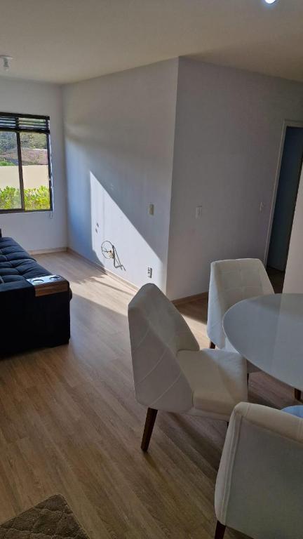 Posezení v ubytování Apartamento mobiliado com ar condicionado em um quarto