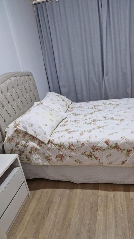 Postel nebo postele na pokoji v ubytování Apartamento mobiliado com ar condicionado em um quarto