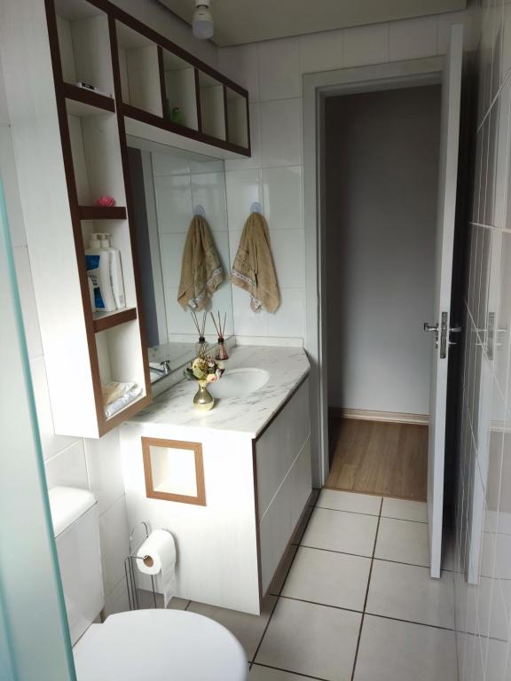 Koupelna v ubytování Apartamento mobiliado com ar condicionado em um quarto
