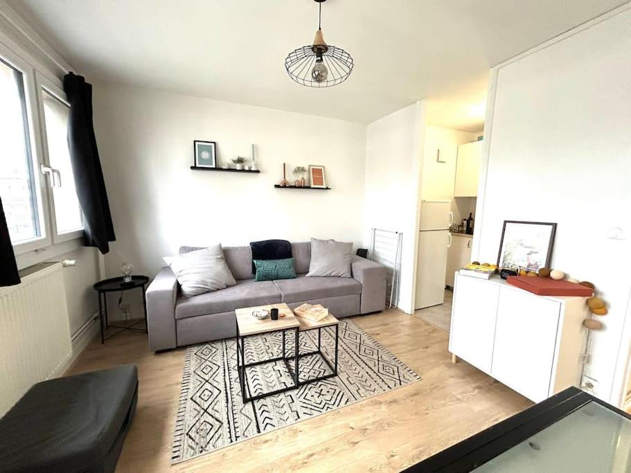 un salon avec un canapé et une table dans l'établissement David - T2 5 mn gare TGV et Grand Palais, à Lille