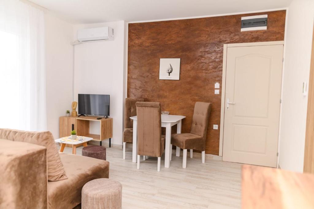 TV a/nebo společenská místnost v ubytování Sunflower Apartmani