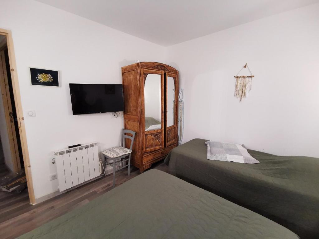 Postel nebo postele na pokoji v ubytování Les Gîtes sous l' Olivier en Camargue