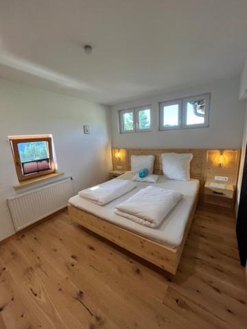 Postel nebo postele na pokoji v ubytování Ferienwohnungen Fellhornblick