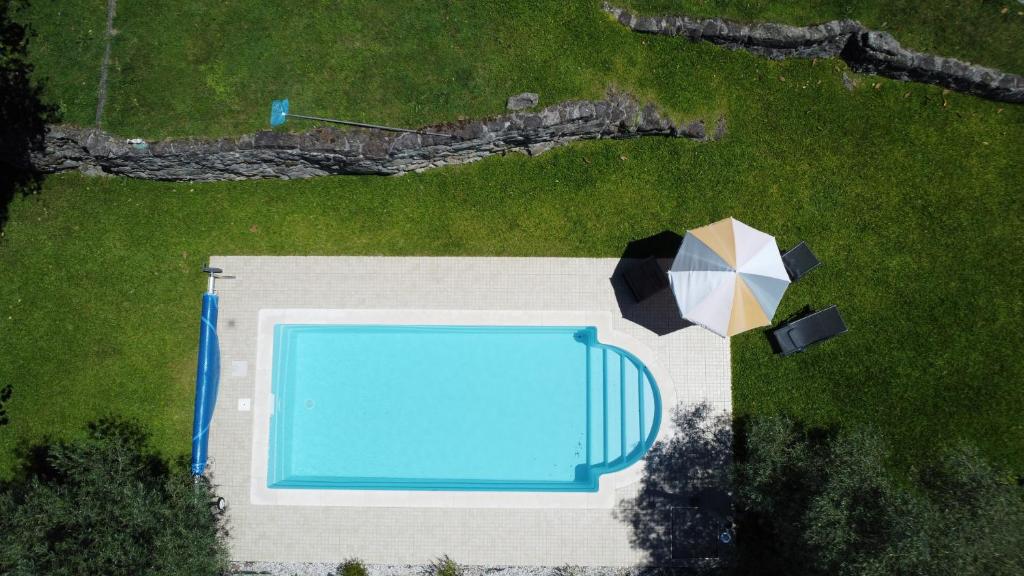 an overhead view of a swimming pool with an umbrella at Casa de Gandra in Valença