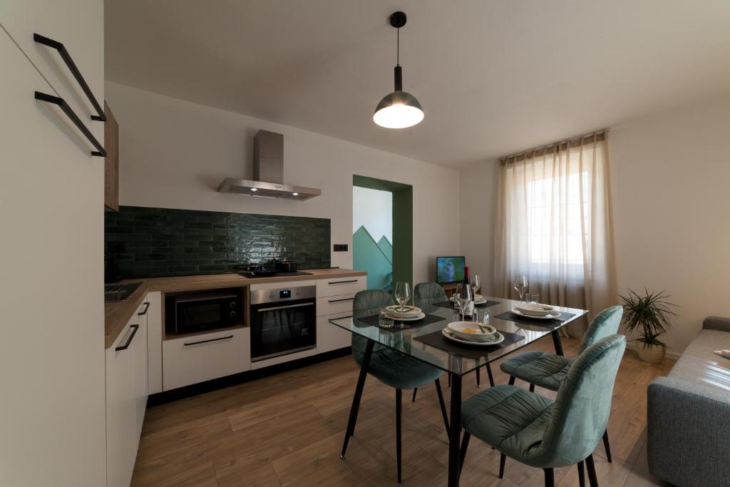 Kuchyň nebo kuchyňský kout v ubytování Villa Monari Apartment with Mountain View