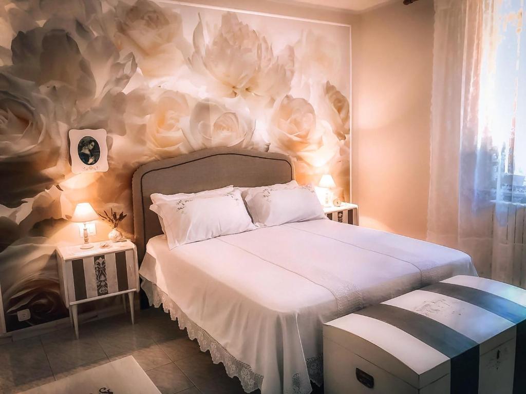a bedroom with a bed with a flower wall at La Casa Dei Nonni in Massa Martana