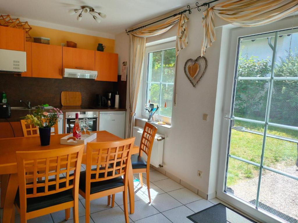 Kuchyň nebo kuchyňský kout v ubytování Ferienhaus Stille Liebe am Plauer See
