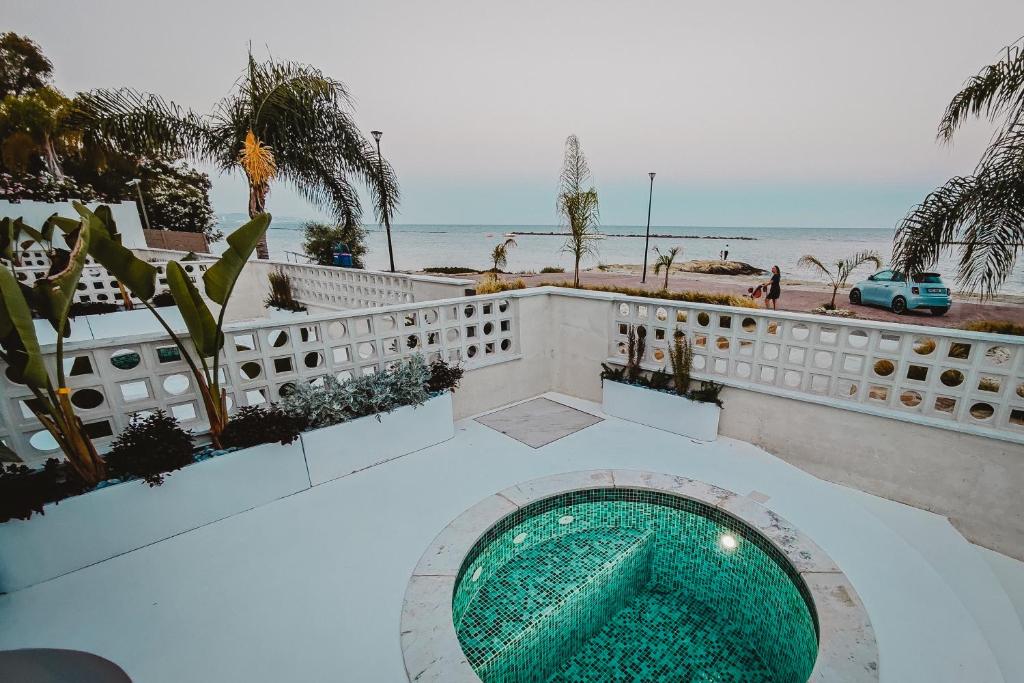 Bazén v ubytování Q Coconuts Seaside Suites nebo v jeho okolí
