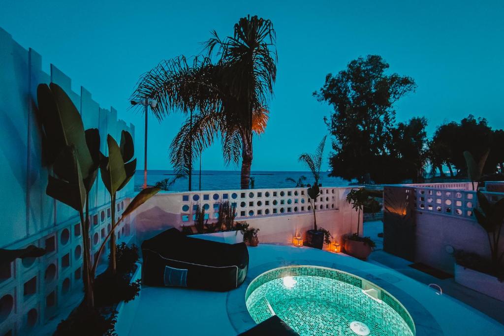 Bazén v ubytování Q Coconuts Seaside Suites nebo v jeho okolí