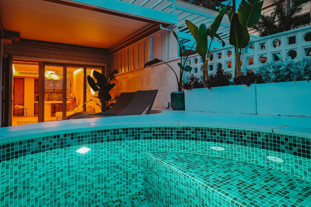 Bazén v ubytování Q Coconuts Seaside Suites nebo v jeho okolí